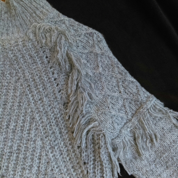John + Jenn Fringe Knit Grey Sweater Size Small - Picture 9 of 10